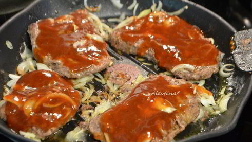 говяжьи стейки на сковороде