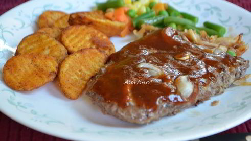 говяжьи стейки на сковороде