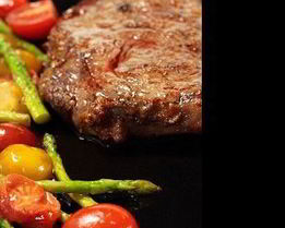 Говяжьи стейки с жаренными помидорами черри