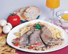 Паста с мясными стейками в грибном соусе