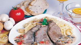 Паста с мясными стейками в грибном соусе