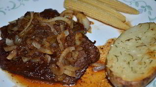 Пряно-сладкие говяжьи стейки на сковороде