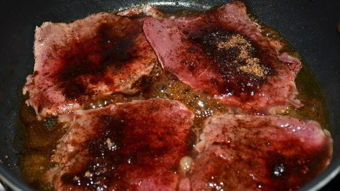 пряно-сладкие говяжьи стейки на сковороде