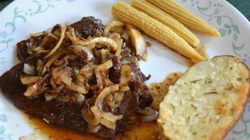 пряно-сладкие говяжьи стейки на сковороде