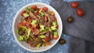 Салата из стейка, сельдерея и помидоров