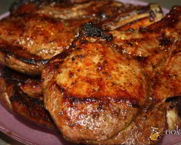 Сочные острые стейки рибай на мангале на решетке