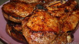 Сочные острые стейки рибай на мангале на решетке