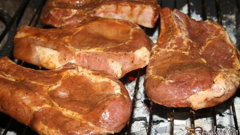 сочные острые стейки рибай на мангале на решетке