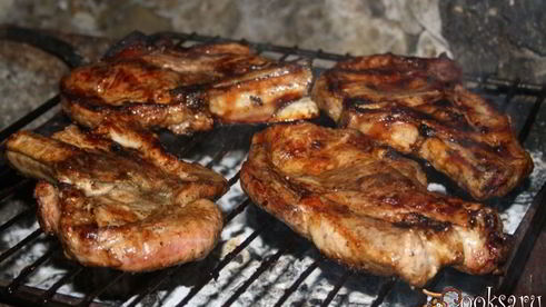 сочные острые стейки рибай на мангале на решетке