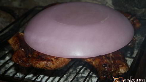 сочные острые стейки рибай на мангале на решетке