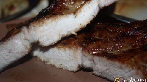 сочные острые стейки рибай на мангале на решетке