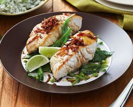 Стейк голубой акулы на сковороде