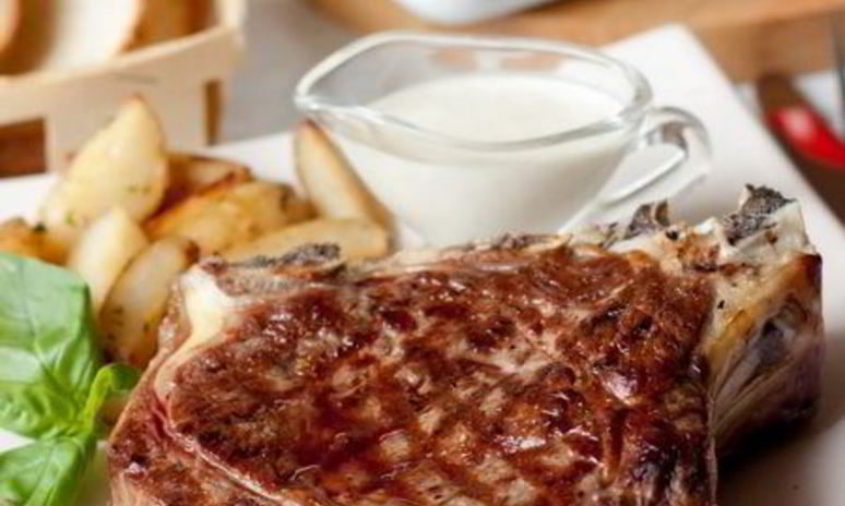 Рецепт стейка из говядины со сливочным соусом из голубого сыра