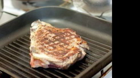 стейк из говядины со сливочным соусом из голубого сыра