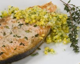 Стейк из лосося с фруктовой сальсой