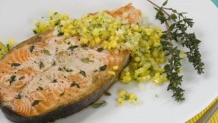 Стейк из лосося с фруктовой сальсой