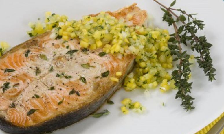 Рецепт стейка из лосося с фруктовой сальсой
