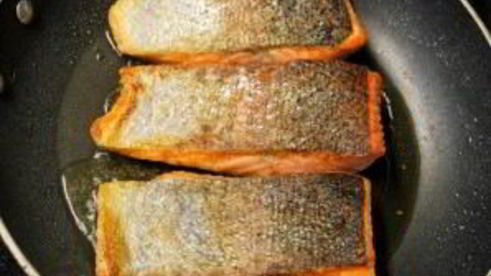 стейк из семги на сковороде