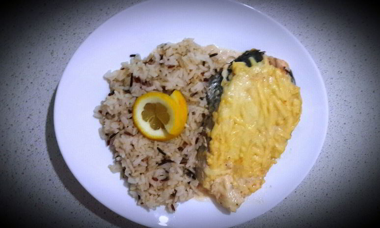 Рецепт стейка из семги под соево-сливочныма соусом и сыром