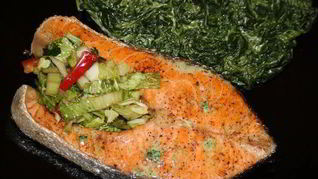 Стейк из семги со шпинатом в сливках