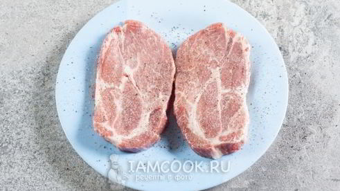 стейк из свинины на сковороде гриль