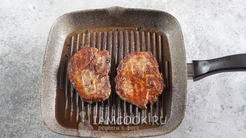 стейк из свинины на сковороде гриль