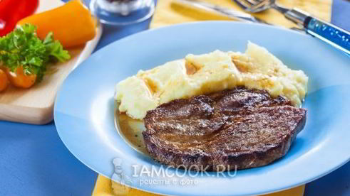 стейк из свинины на сковороде гриль