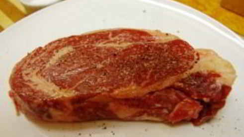 стейк из свинины на сковороде