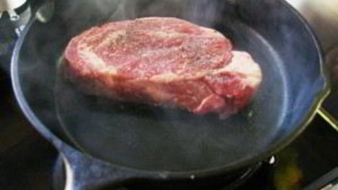 стейк из свинины на сковороде