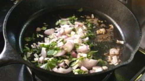 стейк из свинины на сковороде