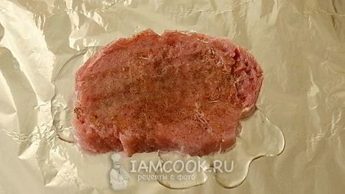 стейк из свинины в фольге