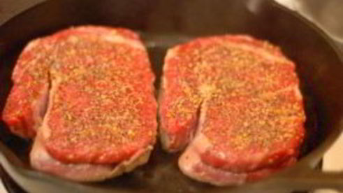 стейк из телятины на сковороде