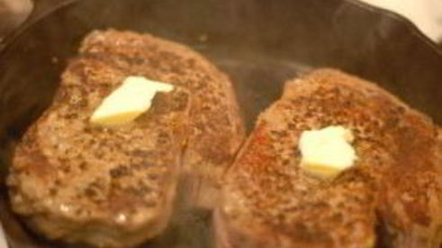 стейк из телятины на сковороде