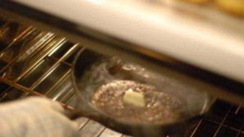 стейк из телятины на сковороде