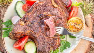 Стейк на косточке на углях