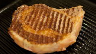 Стейк на сковороде-гриль