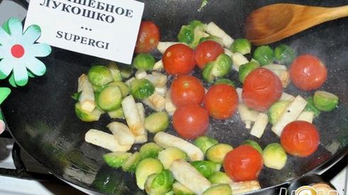 стейк с брюссельской капустой и сельдереем