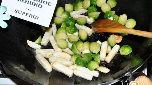 стейк с брюссельской капустой и сельдереем