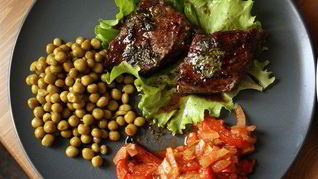 Стейк с мятой и бальзамическим уксусом