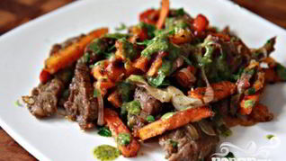 Стейк со сладким картофелем и соусом из петрушки