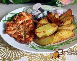 Стейки из куриной грудки с картофельными дольками