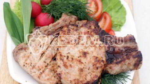 стейки из свинины на гриле