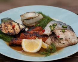 Стейки из толстолобика с печеной морковью и овощами гриль