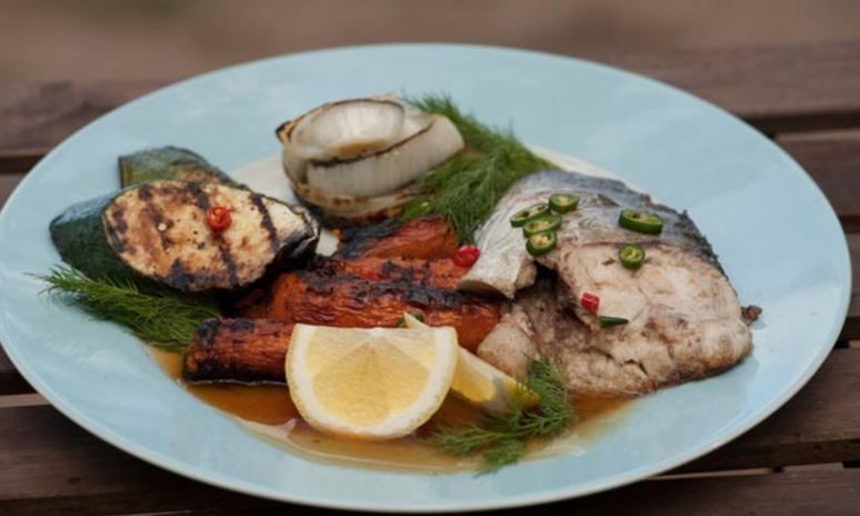 Рецепт стейков из толстолобика с печеной морковью и овощами гриль