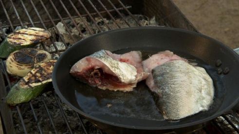 стейки из толстолобика с печеной морковью и овощами гриль