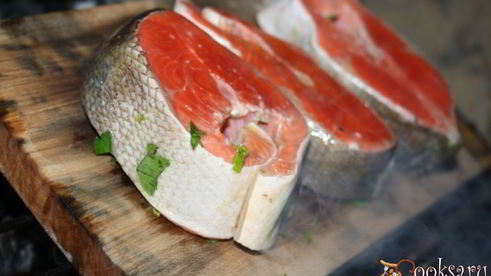 стейки нерки на гриль-доске