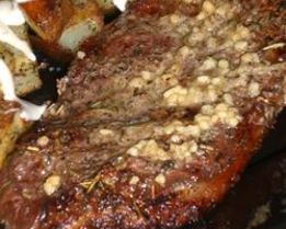 Стейки с чесночным маслом и картошкой