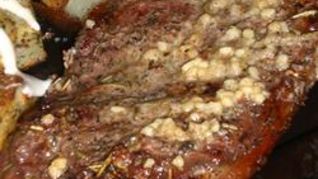 Стейки с чесночным маслом и картошкой