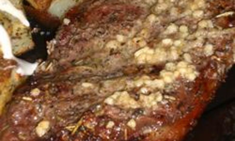 Рецепт стейков с чесночным маслом и картошкой