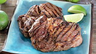 Стейки в пикантном маринаде из лайма и ананаса